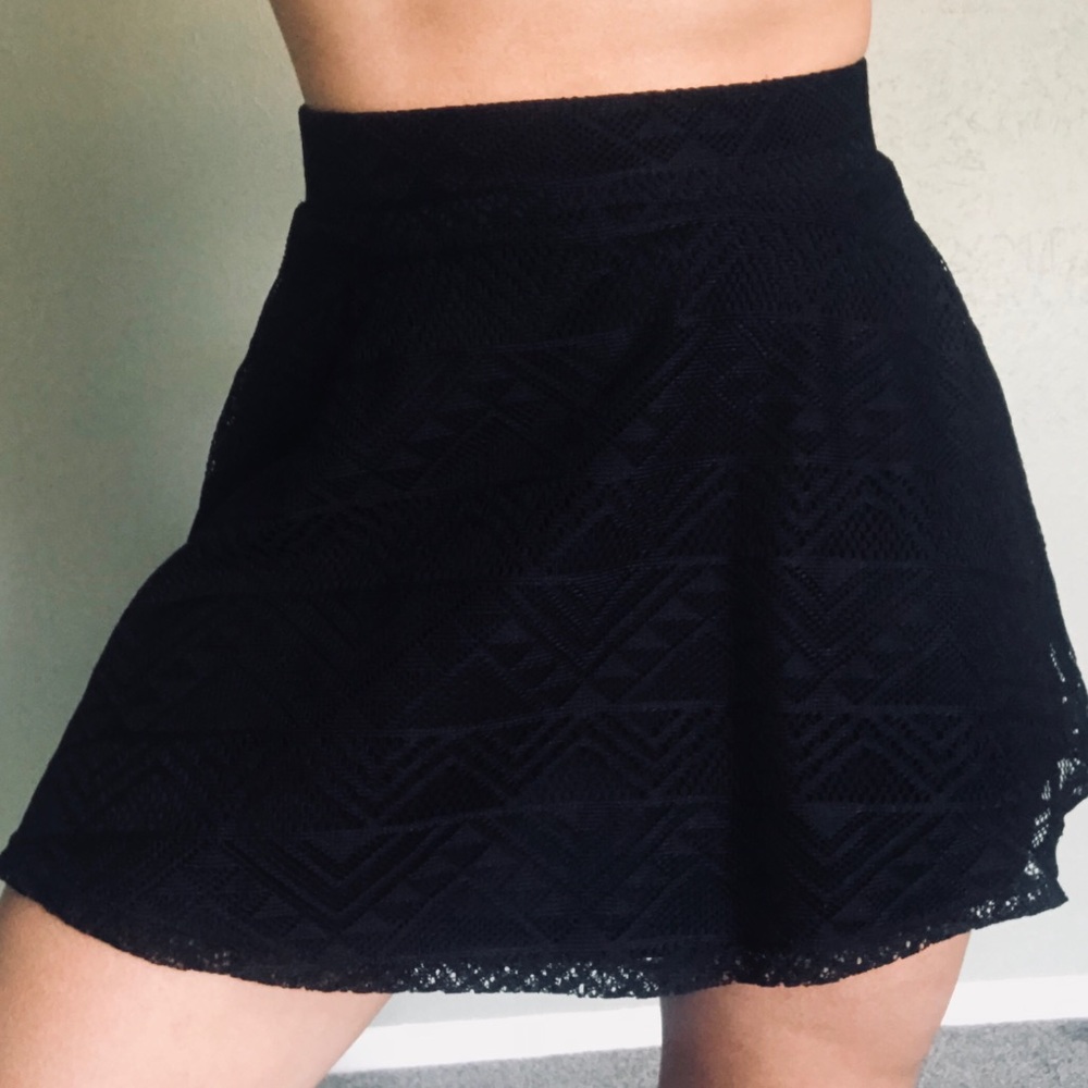 GUESS - black circle tribal mini skirt 🖤